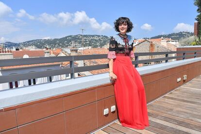 La cantante y actriz francesa Stéphanie Sokolinski,SoKo, posa en una terraza de la localidad francesa.