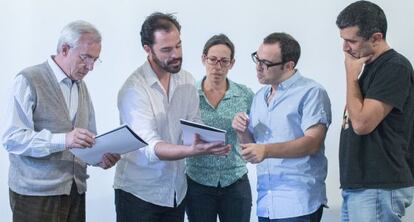 De izquierda a derecha, Roberto Quintana, Gregor Acuña, Amparo Marín, Sergi Belbel y Antonio Tabares, durante un ensayo en Sevilla.
