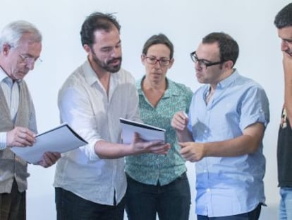 De izquierda a derecha, Roberto Quintana, Gregor Acu&ntilde;a, Amparo Mar&iacute;n, Sergi Belbel y Antonio Tabares, durante un ensayo en Sevilla.