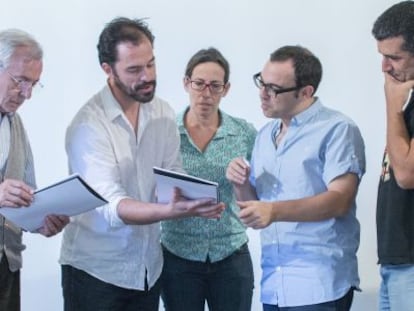 De izquierda a derecha, Roberto Quintana, Gregor Acu&ntilde;a, Amparo Mar&iacute;n, Sergi Belbel y Antonio Tabares, durante un ensayo en Sevilla.