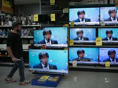 Un hombre sigue la rueda de prensa de Carles Puigdemont en Bruselas.