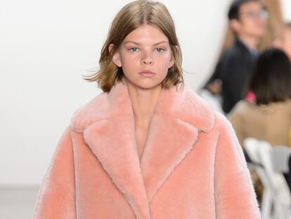 Todos los abrigos que querrás llevar este invierno están en Mansur Gavriel