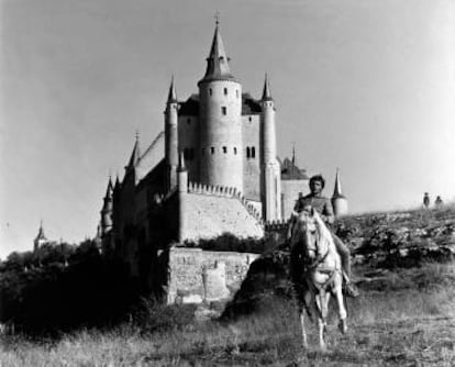 El actor Franco Nero a caballo en el film Camelot (1967).