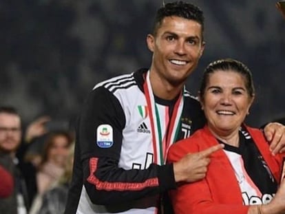 Cristiano Ronaldo con su madre, Dolores Aveiro, celebrando un t&iacute;tulo con la Juventus conseguido en la temporada 2018/2019.