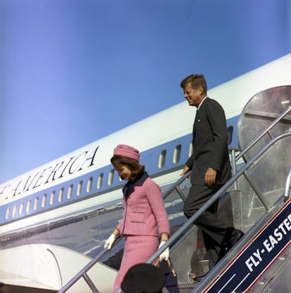 22 de noviembre de 1963. John F. Kennedy y Jacqueline Kennedy descienden de las escaleras del Air Force One en el aeropuerto Love Field en Dallas, Texas. 