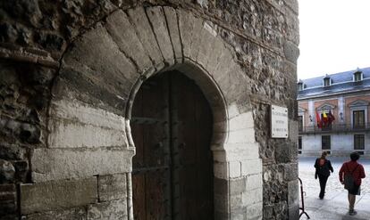 El &uacute;nico arco morisco de caliza existente en Madrid, en la entrada a la Torre de los Lujanes, muestra rotas sus dovelas.