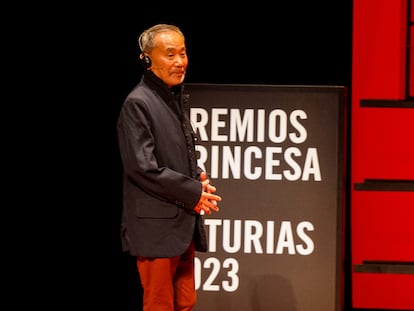 El escritor japonés Haruki Murakami, el miércoles durante el encuentro con club de lectores en el teatro Jovellanos de Gijón.