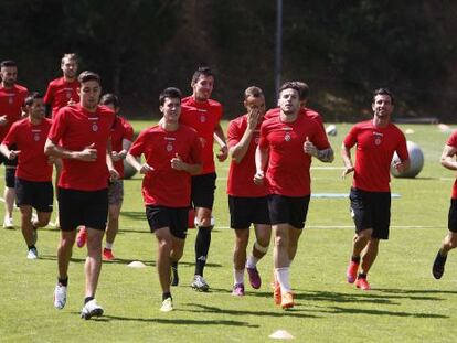 Jugadores del Girona entren&aacute;ndose en el campo de Montilivi.