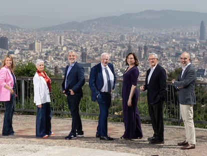 Foto de grupo de los candidatos a la alcaldía de Barcelona, este sábado. De izquierda a derecha: Eva Parera, Anna Grau, Jaume Collboni, Ernest Maragall, Ada Colau, Xavier Trias y Daniel Sirera, en el parque de Montjuïc.