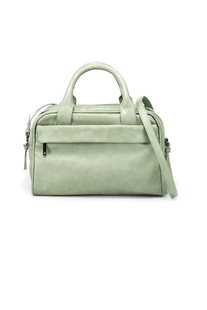 Bowling de doble cremallera en color menta de Zara. Precio: 39, 95 euros.