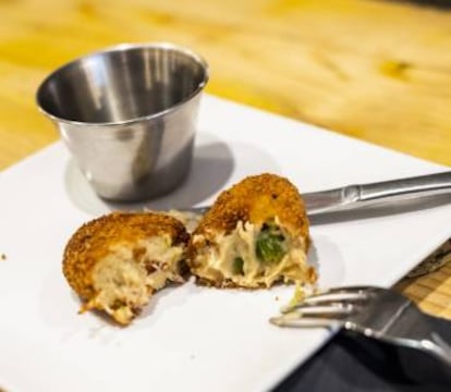 Croqueta de salmó i espàrrecs verds de Croq & Roll.