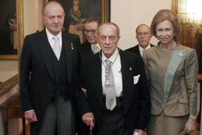 Los Reyes acompañan a Fraga en el homenaje que le rindió la Academia de Ciencias Morales y Políticas en noviembre de 2006.