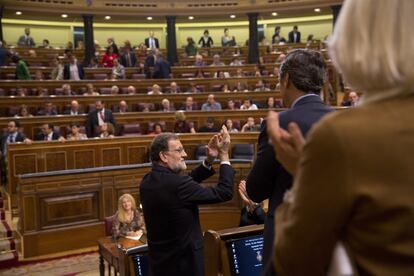 Mariano Rajoy agradece los aplausos tras el resultado de la votación del Congreso en el pleno de investidura. 