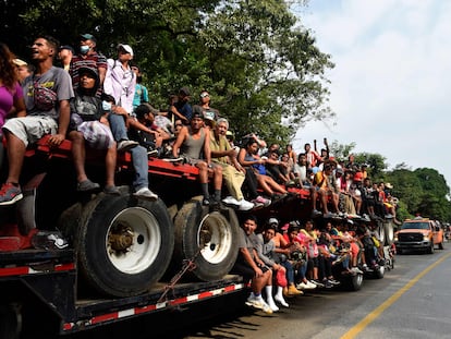 Caravana de migrantes viaja rumbo a Estados Unidos por Veracruz (México), el 17 de noviembre.