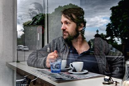 René Redzepi , de 33 años, fotografiado en Copenhague, frente al palacio real de Amalienborg, antes de salir al campo en busca de productos naturales.