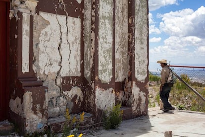 Roberto de la Rosa camina entre las casas derruidas.