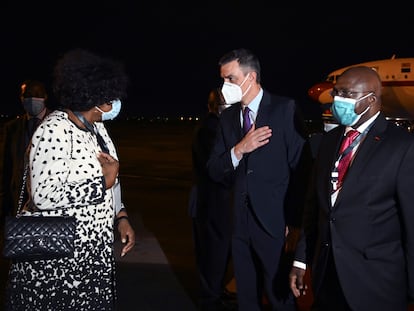 El presidente del Gobierno, Pedro Sánchez (c), acompañado por el ministro de Asuntos Exteriores de Angola, Tete Antonio (d), a su llegada este miércoles al aeropuerto internacional de Luanda (Angola).