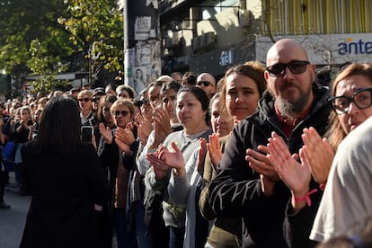 Asistentes aplauden en honor a José Mujica durante el paso de su cortejo fúnebre. 