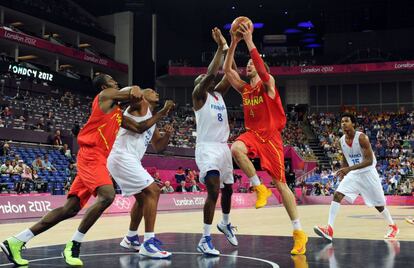 Kevin Seraphin cubre a Pau Gasol, que se dispone a lanzar a canasta.