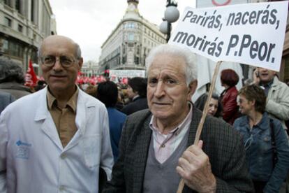 El médico Luis Villanueva, a la izquierda, con Juan Gómez, vecino de Moratalaz, ayer en la marcha.