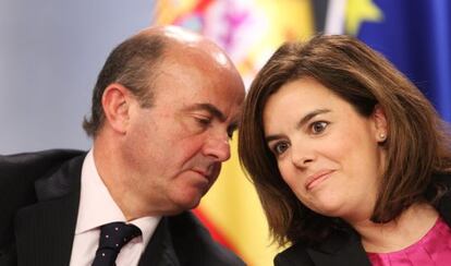Santamar&iacute;a y Guindos, tras un Consejo de Ministros en abril.