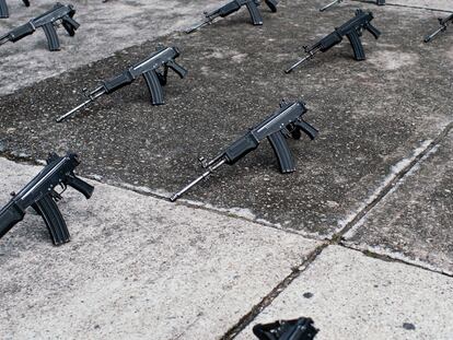 Rifles colocados en el piso durante el funeral de un policía en Bogotá, en mayo de este año.