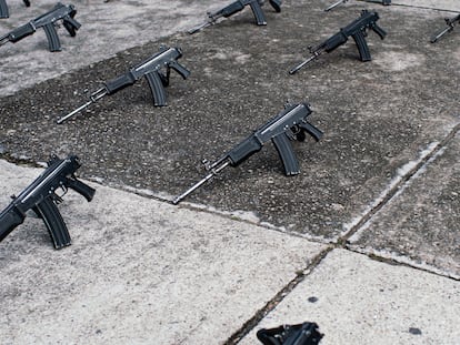En Bogotá (Colombia), rifles colocados por policías en el funeral de un compañero asesinado en Tibú, en mayo.