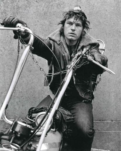 TT Motorbike Race Enthusiast, Isle of man. Copia al bromuro y gelatina de plata. Serie: Portraits (1969-1981)