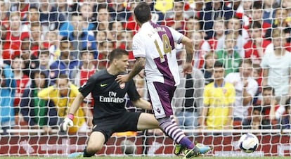 Luna marca ante Szczesny en el Emirates