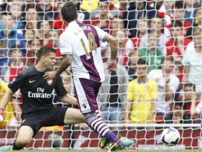 Luna marca ante Szczesny en el Emirates