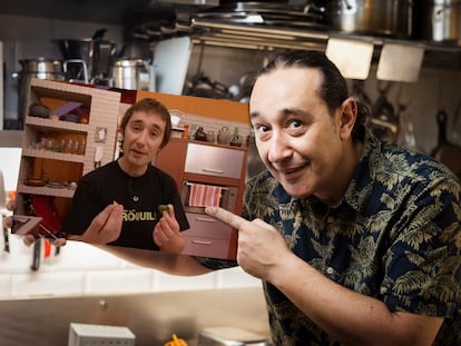 Ismael Prados, cocinero y conductor de  'La Cuina de l'Isma' y  'Cuina per solteros', en la cocina de su apartamento en Barcelona. Foto / Montaje: Gianluca Battista