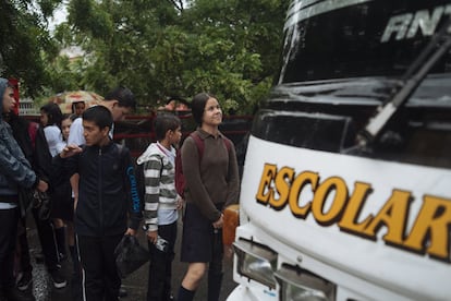 17 autobuses del Ministerio de Educación del Gobierno de Colombia y apoyados por Unicef esperan a los estudiantes al final del puente, ya en Cúcuta, para conducirlos a los diferentes colegios de la ciudad en los que se han integrado de manera gratuita.