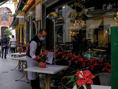 Un camarero de un bar en Sevilla.