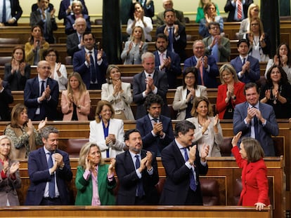 La bancada del PP aplaude a su portavoz, Cuca Gamarra, abajo a la derecha, este miércoles en el Congreso.