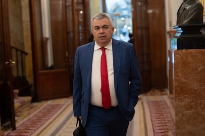 El secretario de Organización del PSOE y diputado, Santos Cerdán, llega a una sesión plenaria, en el Congreso de los Diputados, a 8 de mayo de 2025, en Madrid.