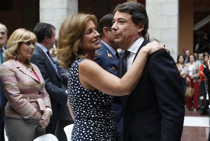 27 de septiembre de 2012. Ignacio González es felicitado por la alcaldesa de la capital, Ana Botella, tras su toma de posesión como nuevo presidente de la Comunidad de Madrid.