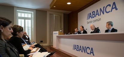 Los gestores de Abanca ayer en la rueda de prensa explicando los resultados de 2014.