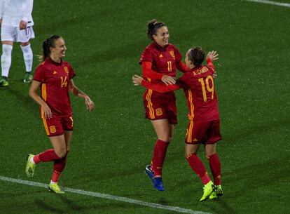 Alexia Putellas (c) celebra su gol, el del 2-1, ante Polonia.