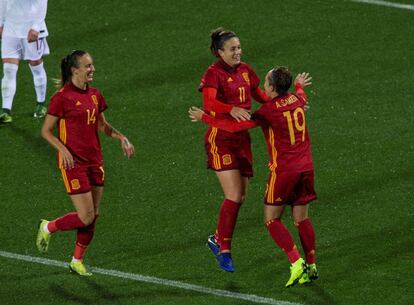 Alexia Putellas (c) celebra su gol, el del 2-1, ante Polonia.