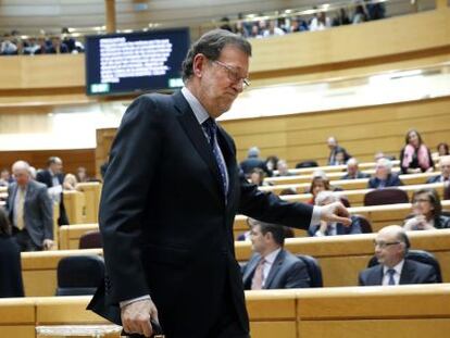 El presidente del Gobierno, Mariano Rajoy, se marcha tras su intervenci&oacute;n en la sesi&oacute;n de control al Gobierno en el Senado.