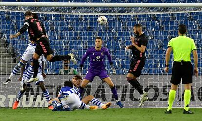 Sergio Ramos lo intenta de cabeza ante la portería de Remiro.