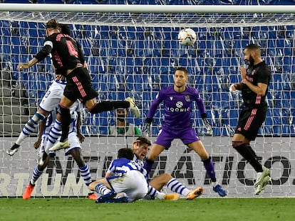 Sergio Ramos lo intenta de cabeza ante la portería de Remiro.