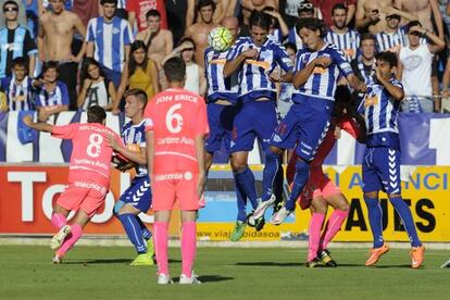 El Alavés protege la portería en una falta