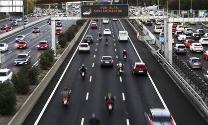 Restricciones de velocidad por la contaminación en la M-30, en una imagen del martes.