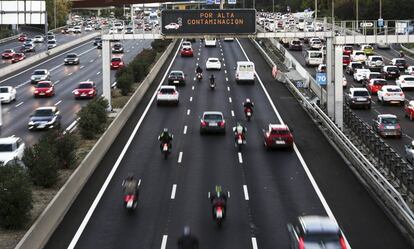 Restricciones de velocidad por la contaminaci&oacute;n en la M-30, en una imagen del martes.