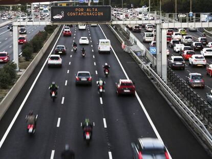 Restricciones de velocidad por la contaminaci&oacute;n en la M-30, en una imagen del martes.