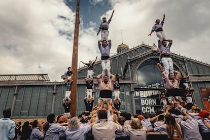  Varios 'castellers' se erigen frente al mercado del Born de Barcelona.