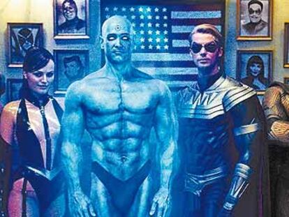 La formación de <i>Watchmen,</i> El Comediante (Jeffrey Dean Morgan) con la Espectro de Seda original (Carla Gugino), Dr. Manhattan (Billy Cudrup) al borde de la desintegración y Rorschah (Jackie Earle Haley).