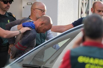La Guardia Civil traslada a Thomas Handrick, en abril de 2019.