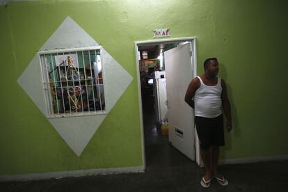 Reyes se fuma un cigarrillo en el exterior de una tienda dentro de la torre. Imagen tomada el 3 de febrero 2014.